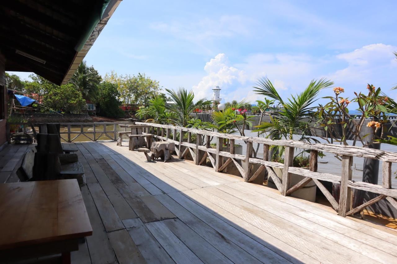 Ban Sulada Guest House Laem Ngop Exterior photo