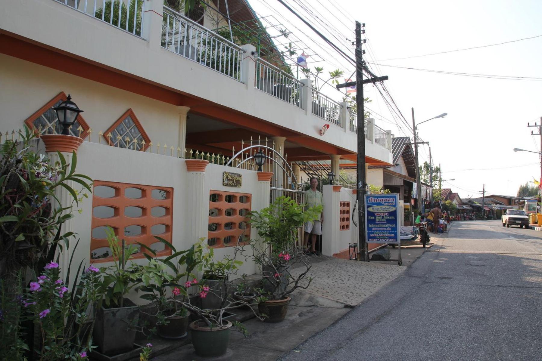 Ban Sulada Guest House Laem Ngop Exterior photo